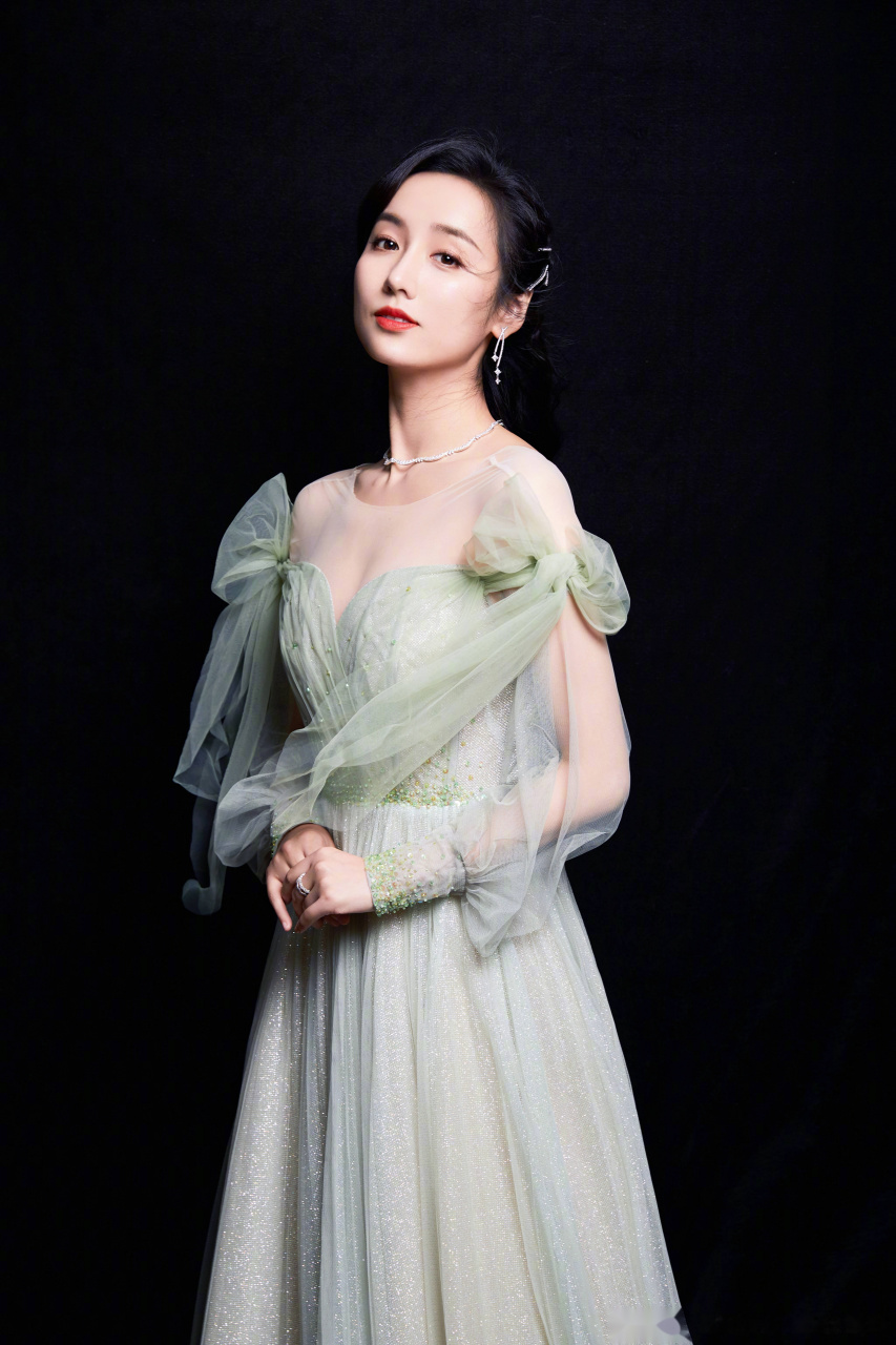 有网友想看吕一上《乘风破浪的姐姐》,吕一回复网友怎么才能去,然后