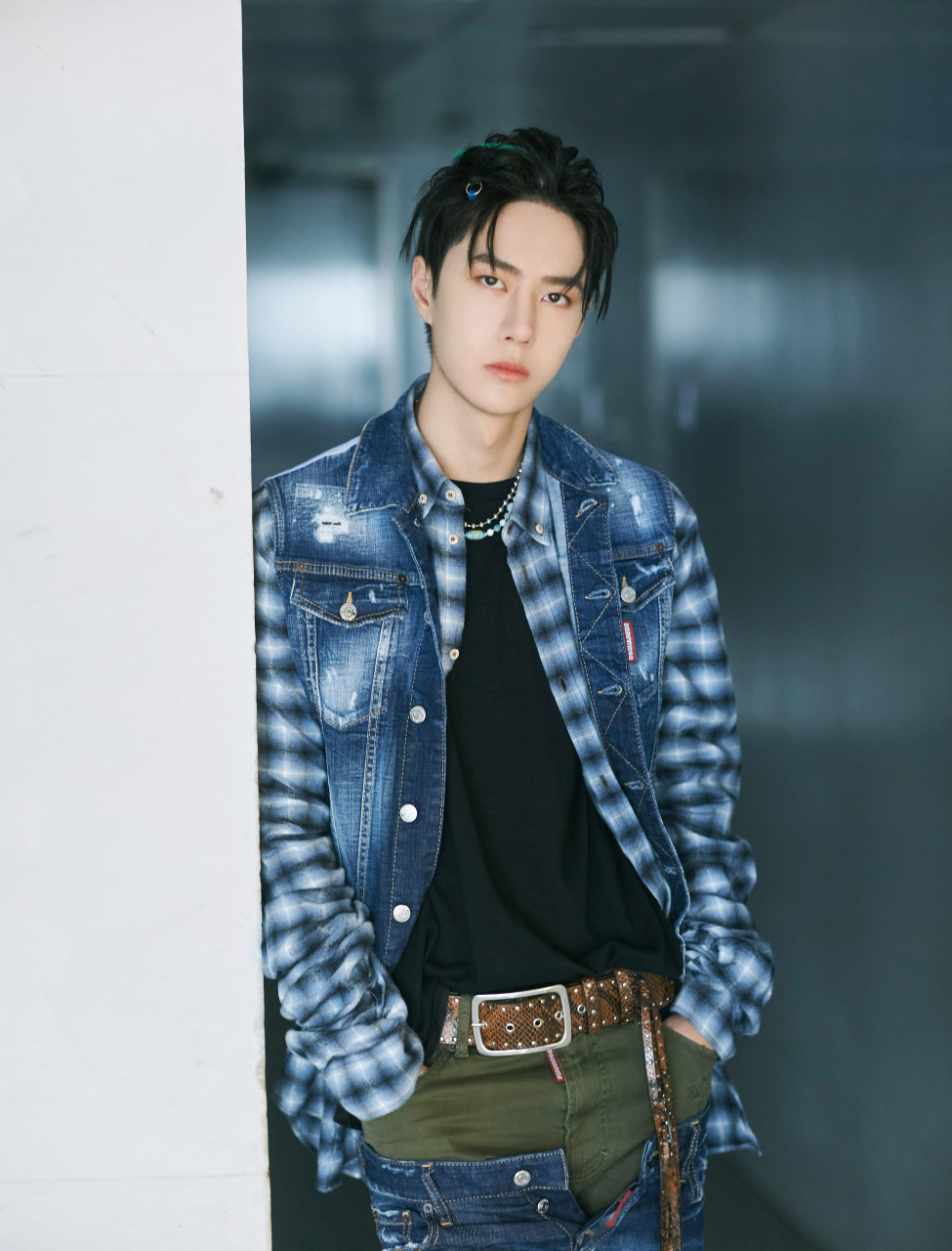 王一博# 蓝色格纹外搭牛仔夹克定格桀骜不羁,双腰牛仔裤玩转趣味潮流