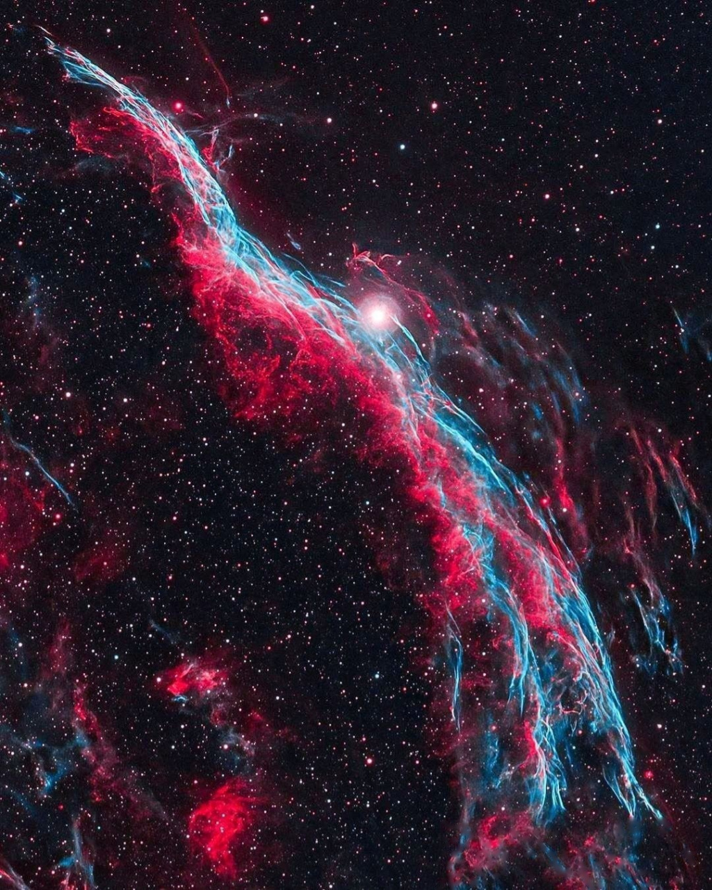 面纱星云是在天鹅座中一团高温与电离的气体和尘埃云.