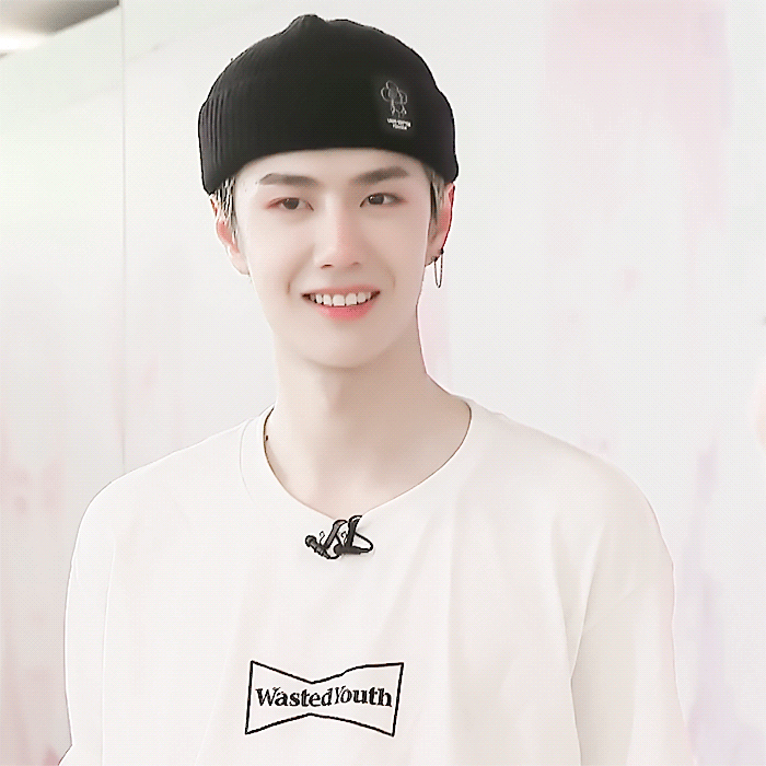 王一博的小括弧不能更可爱了 不愧是王甜甜呀~ 笑容805分!