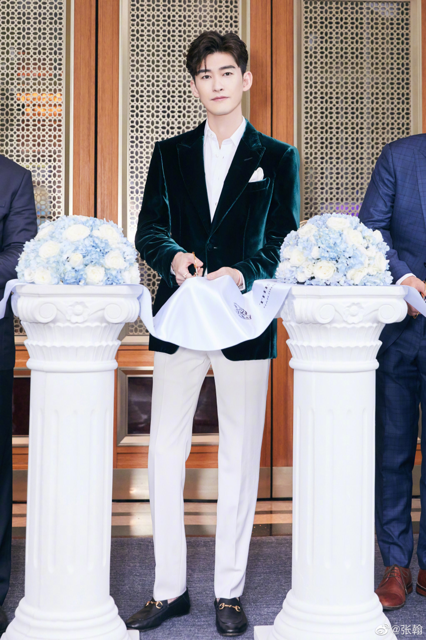 张翰 [兔子] 『张翰吧-视图吧刊组』 你笑的时候真好看 像月牙里装满