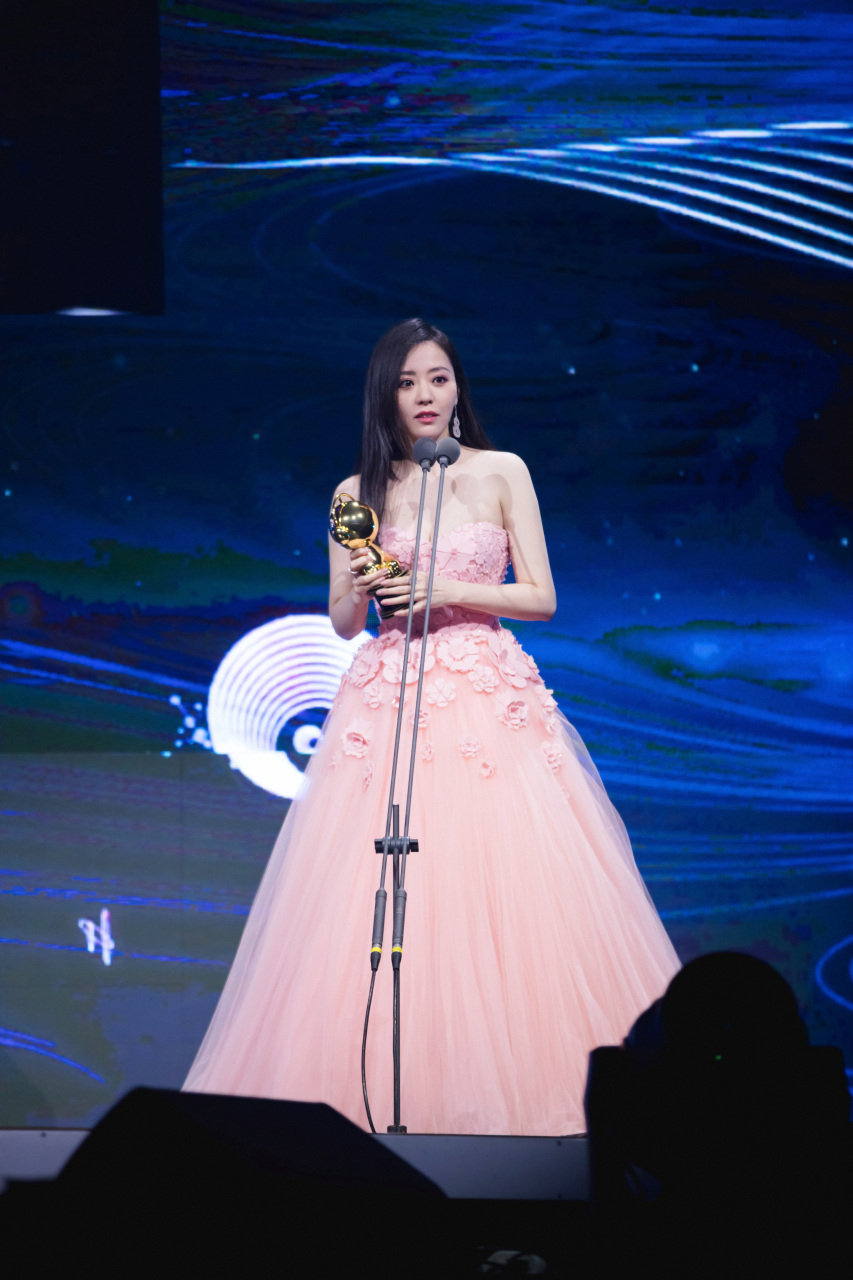 恭喜@张靓颖今晚获得了咪咕音乐盛典的最佳女歌手,内地最受欢迎女