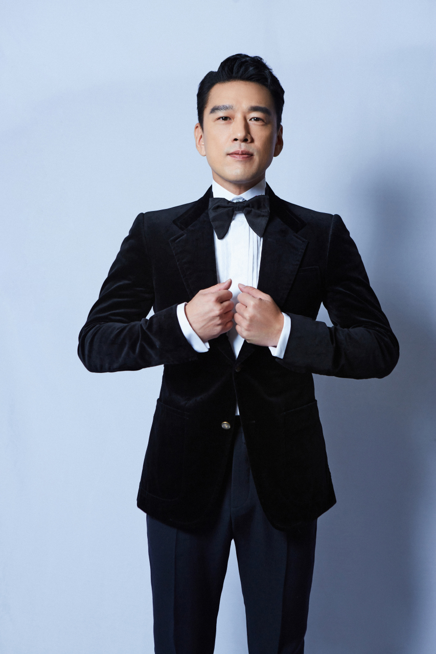 王耀庆# 简约黑色西装,诠释儒雅气质,格调不失温暖,感受时尚力量.