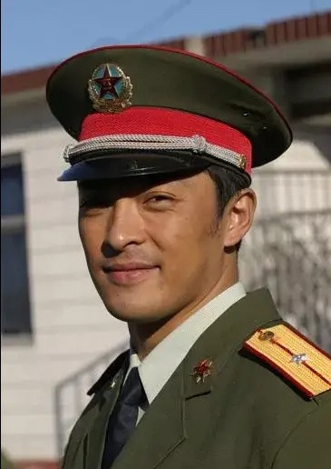 《紫日》开拍前,导演冯小宁找到富大龙,说到:"你去农村体验下生活