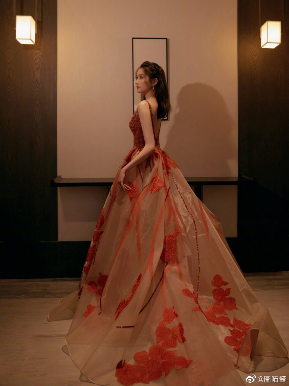 今晚的关晓彤身穿闪光 亮片锦鲤长裙二登央视中秋晚会,高挑的身材