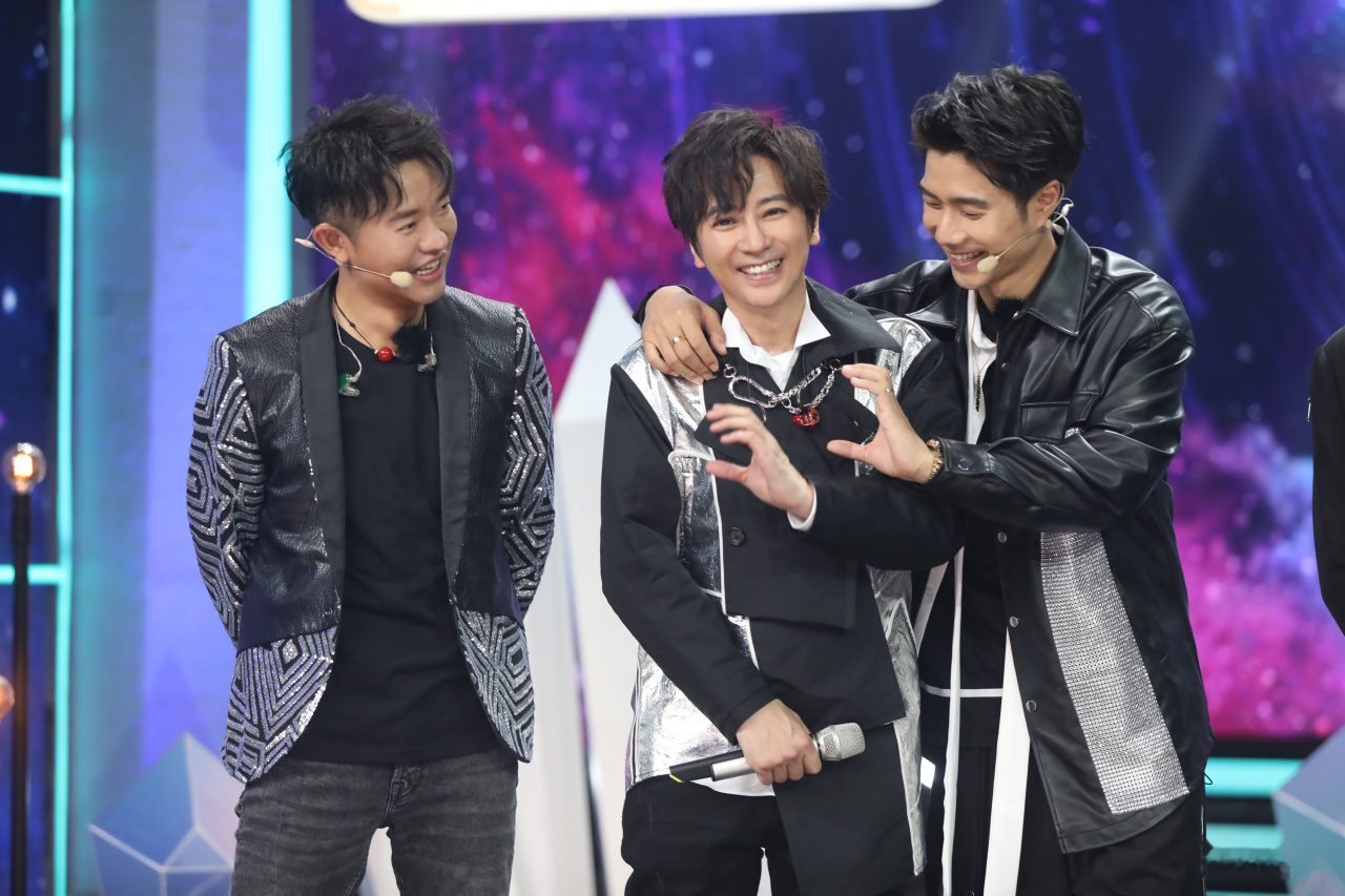 自己也看完今晚《天天向上》我们整个成团的最后一期了.非常感动!