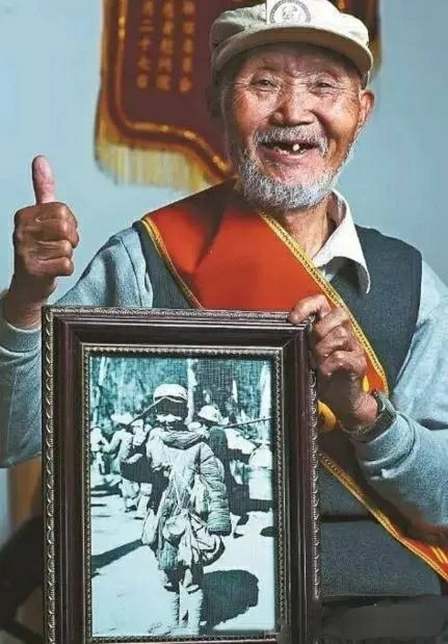 中国远征军最小的一个娃娃兵陈友礼,13岁时拍摄的照片,震撼世人的笑脸