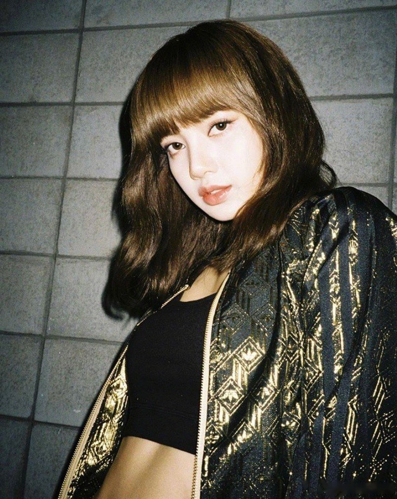blackpink成员lisa晒出最新造型照,黑色长发大家觉得可吗?
