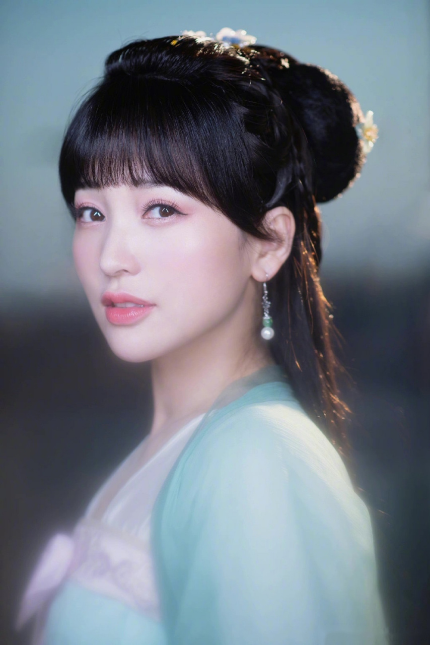 金莎十年后再扮吕素,少了十年前肉肉的感觉,多了一丝梦幻感和精致,还