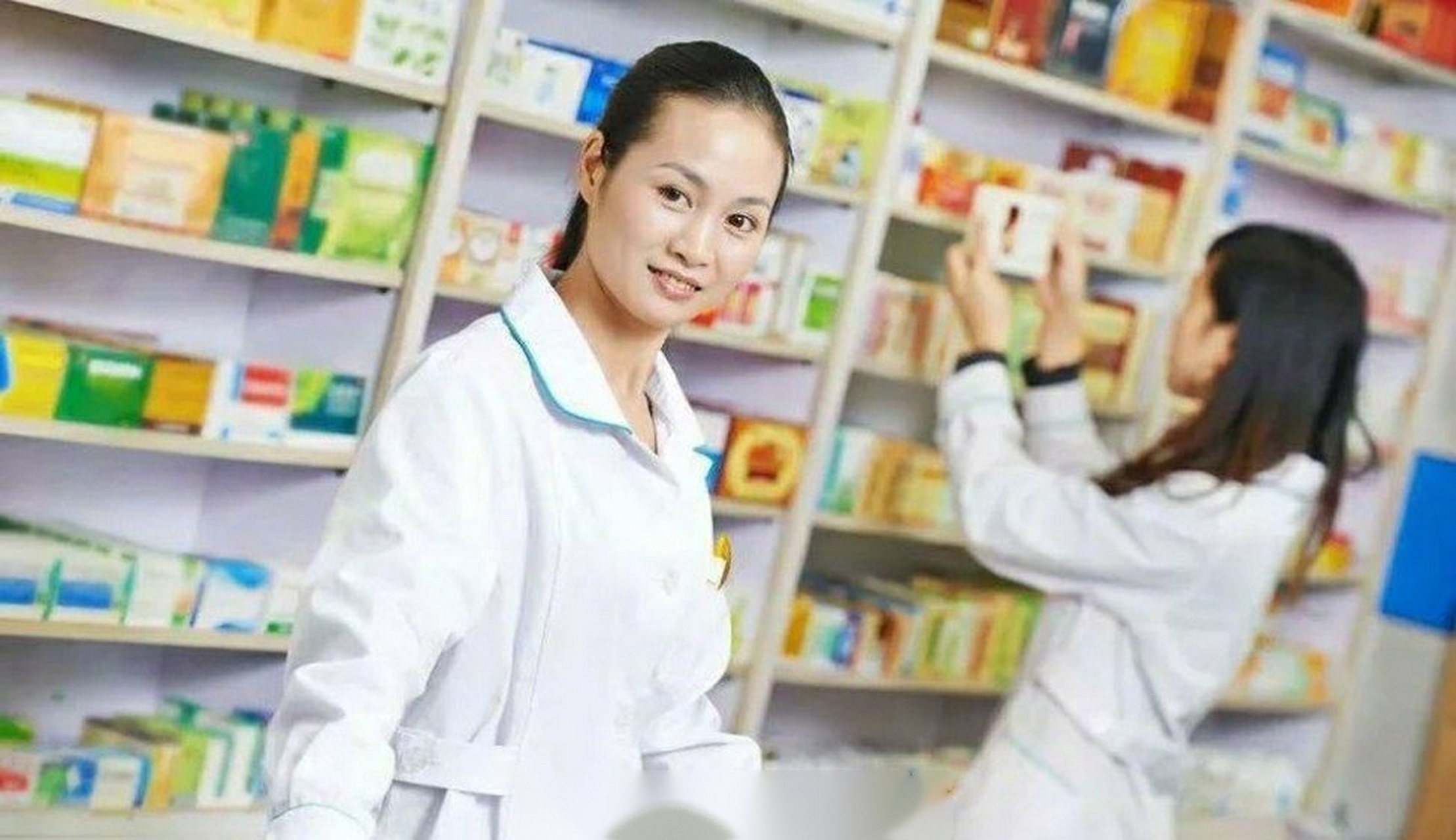 刚去买药,突然忘记药名了,药店老板娘说"我卖药十五年了,你只要知道