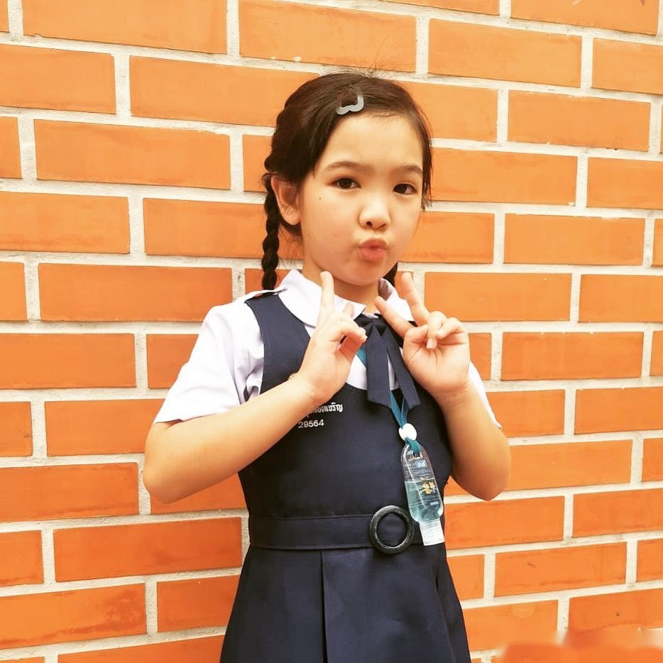 学霸#泰国知名童星inter小朋友在学业考试中拿了3本大证书哟~成绩总