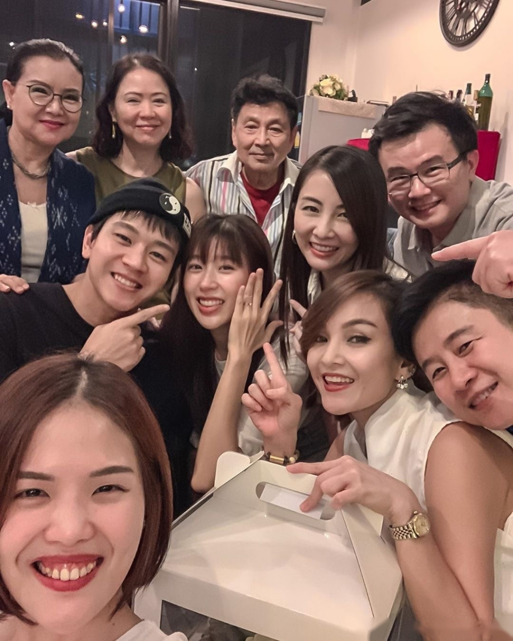 今日14日周日晚,toni和kaew双双发布ig,两人即将步入婚姻殿堂 恭喜