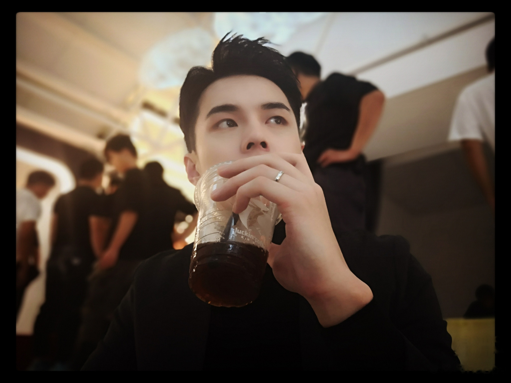 一身傲气黑色正装