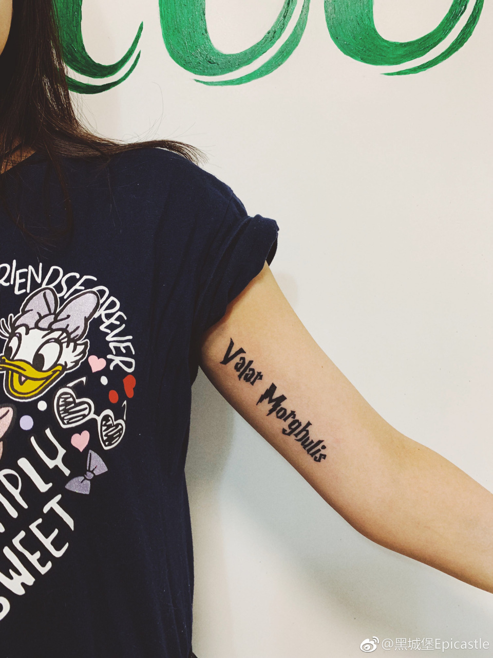 妹子用哈利波特的字体纹"valar morghulis",圆满了,真酷!