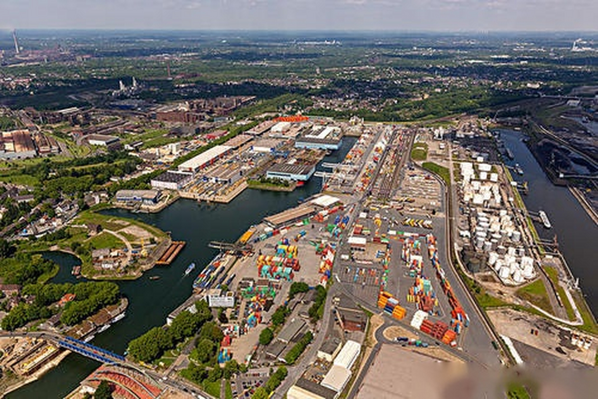 一台于3月10日的报道中提到,杜伊斯堡港是"新丝绸之路"在欧洲的终点