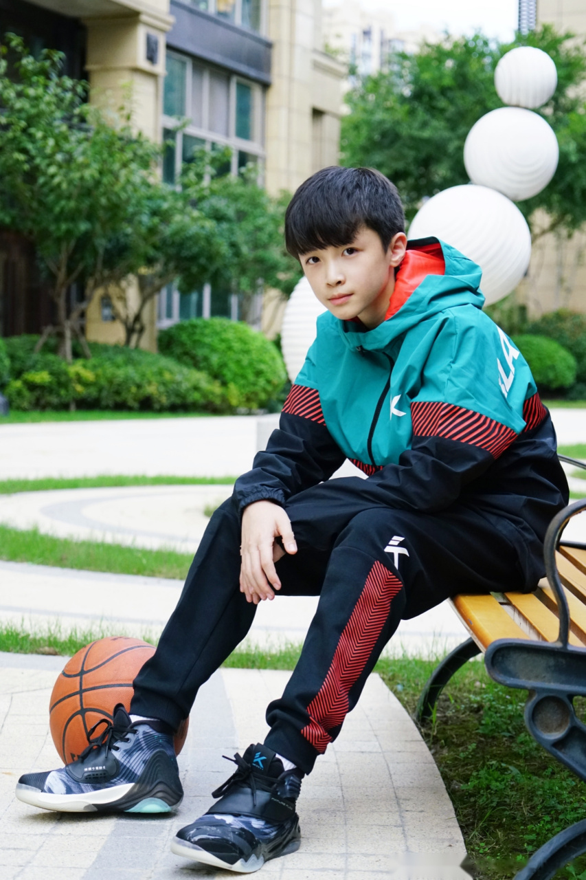 石悦安鑫 天气好好,放学用最快的速度回到家写完作