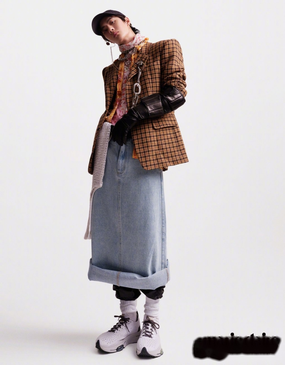 王一博面纱造型#王一博登《嘉人》6月刊封面内页发布,遵循内心,用