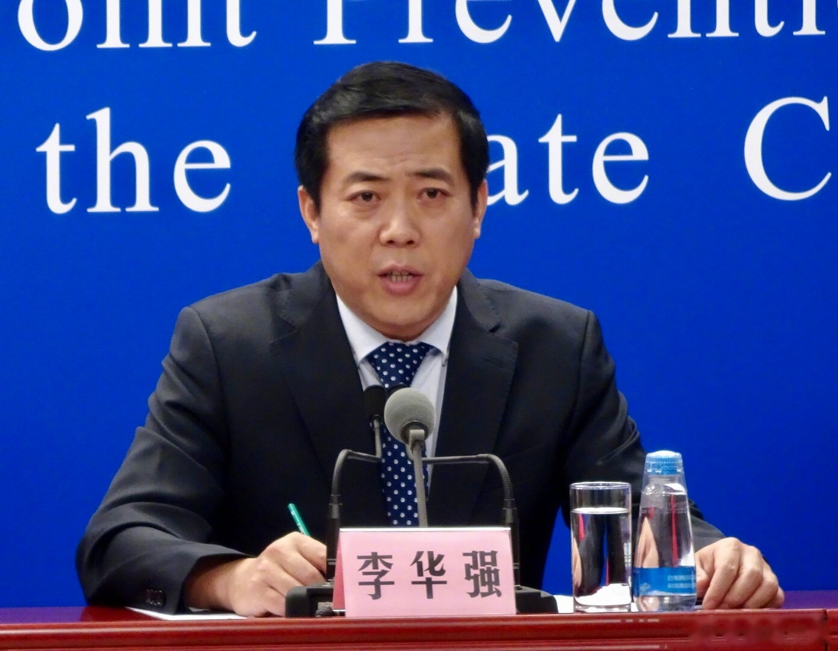 李华强:目前,各地主要是在车站,港口,机场等场所要求查验健康码,另外