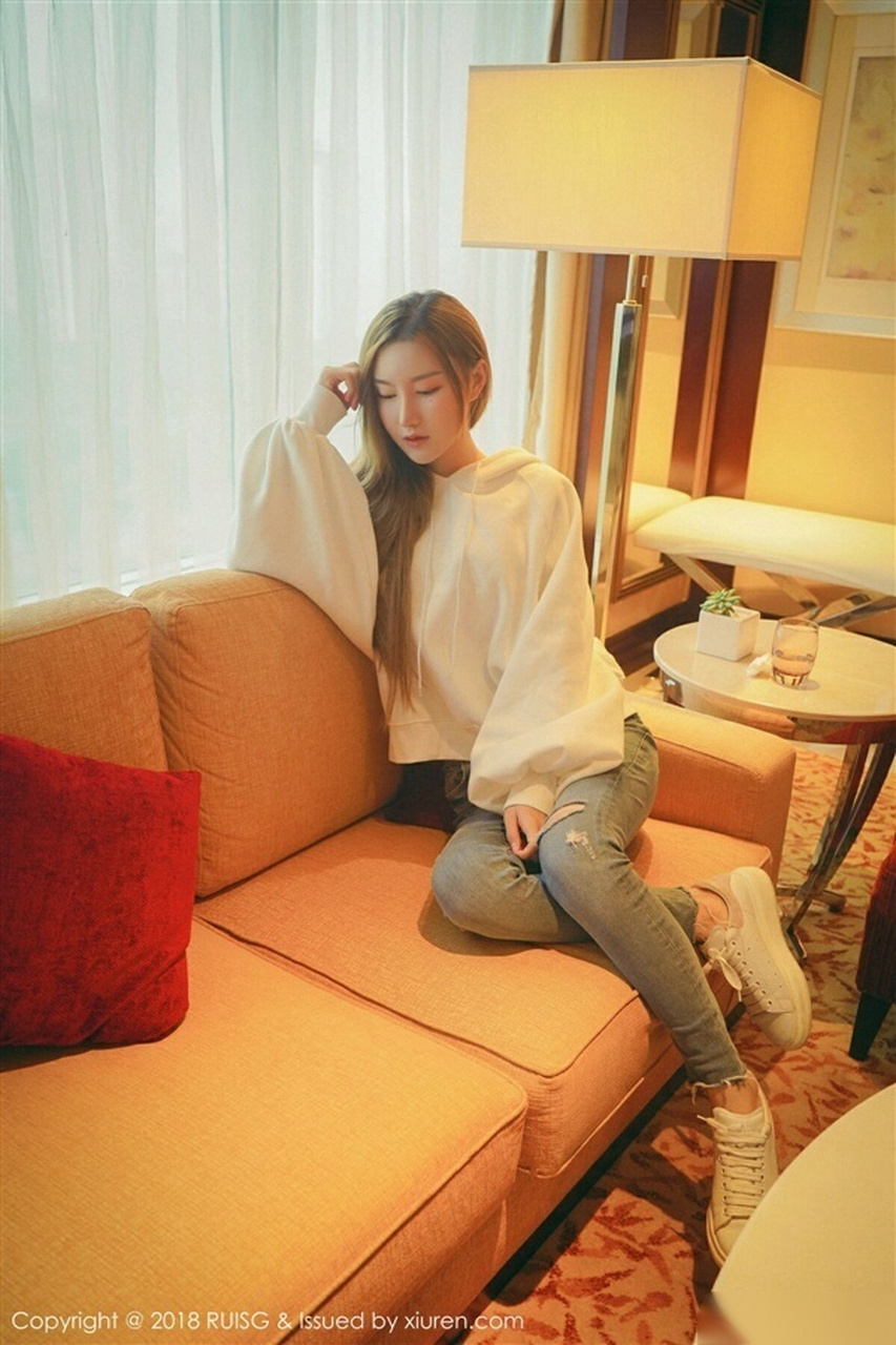 白色连帽衫加牛仔裤 m梦baby-瑞丝馆