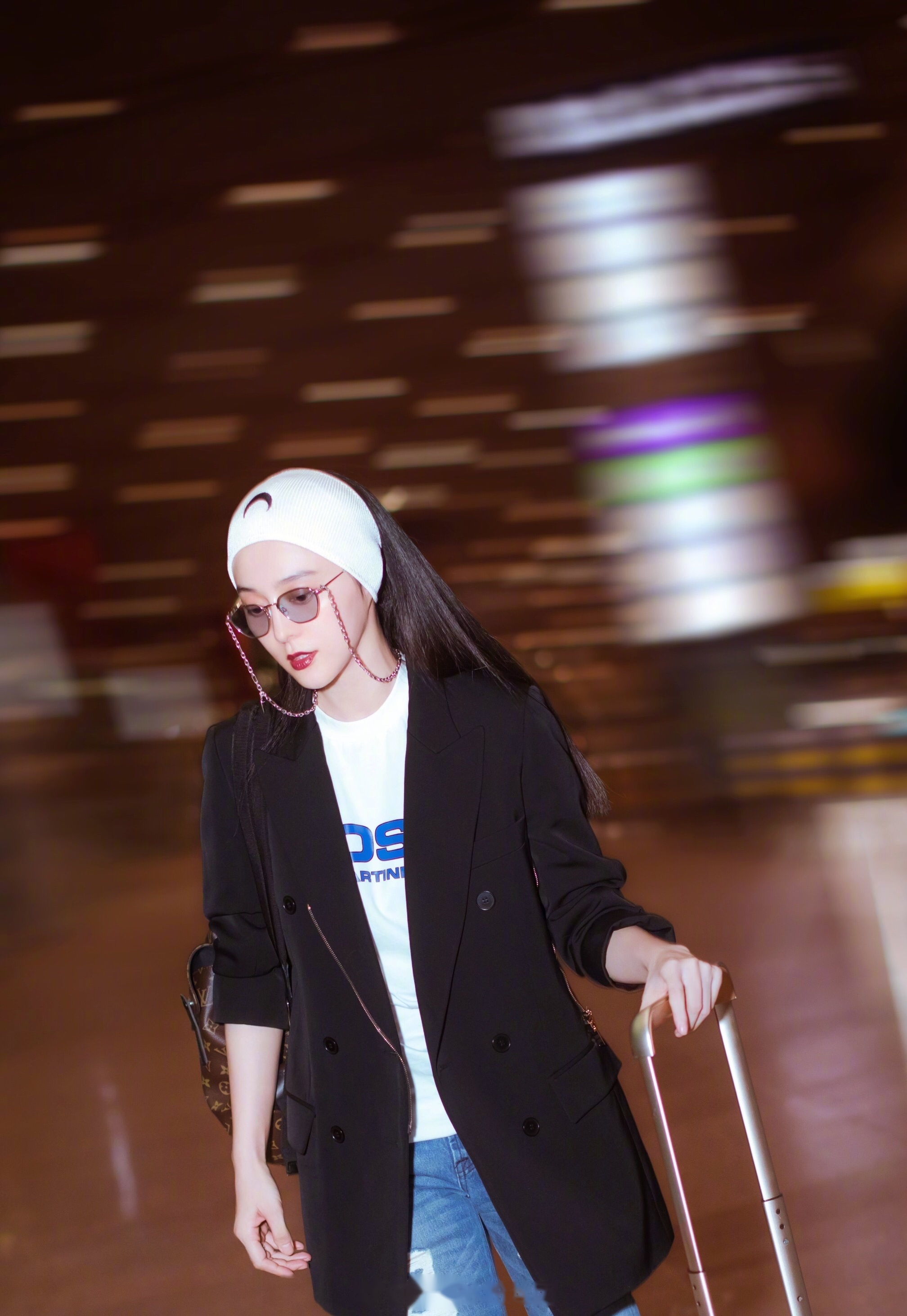 今日凌晨两点,中国女艺人范冰冰 抵达法国尼斯机场,身着一袭黑衣搭配