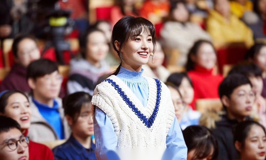 郑爽和关晓彤撞衫,你们喜欢谁的?