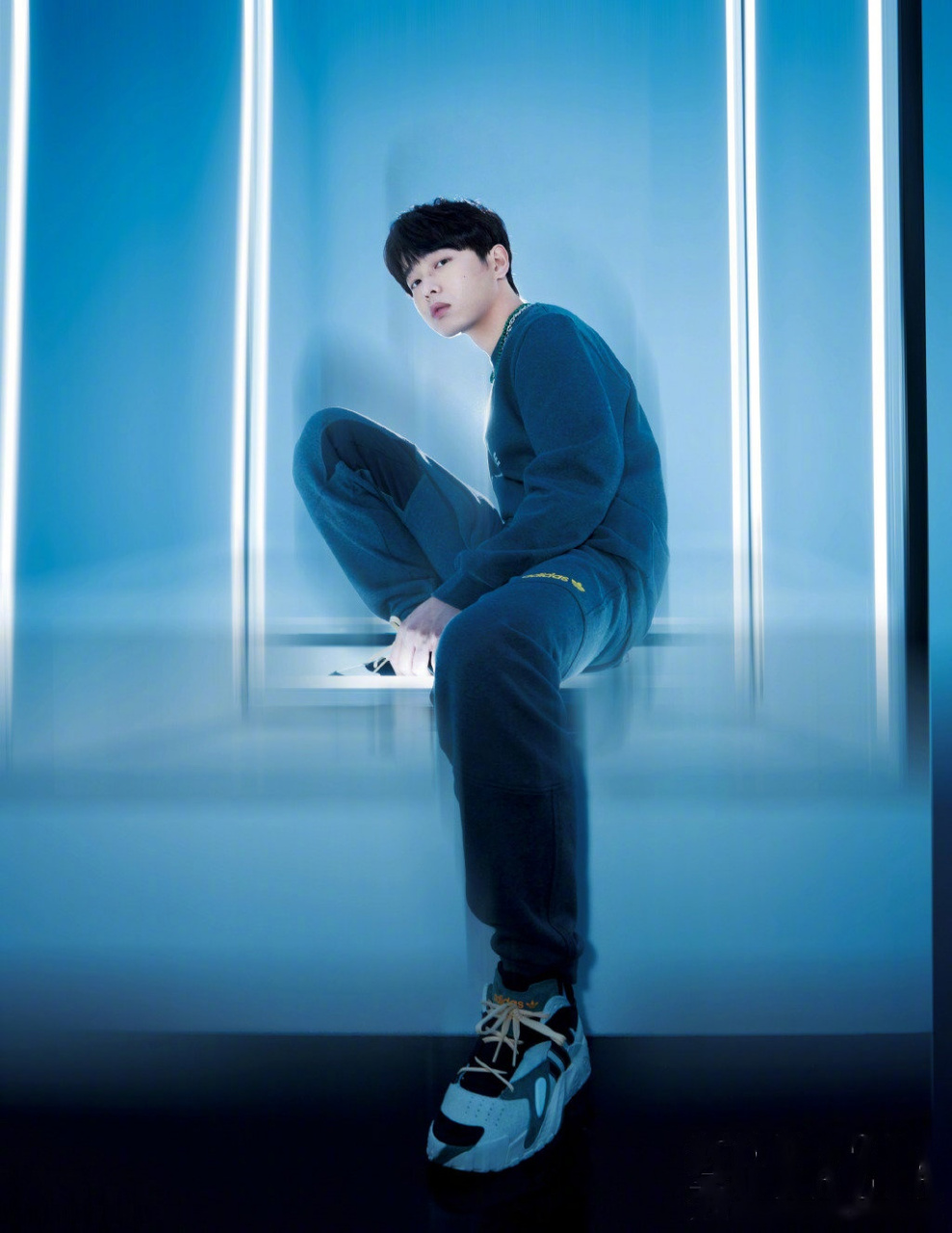 彭昱畅穿上明黄色的卫衣,灰绿相间的跑鞋.