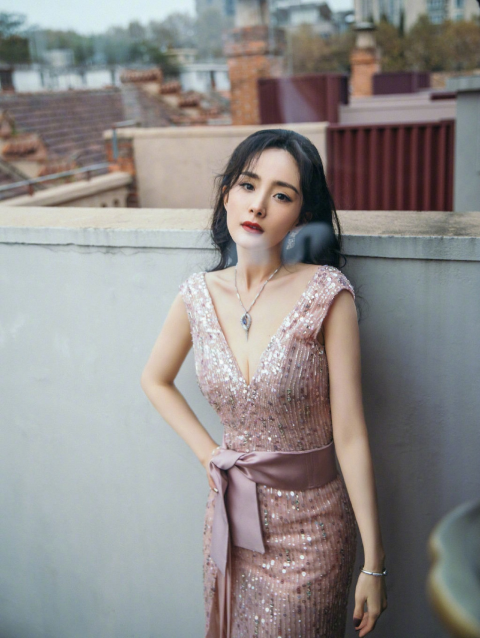 杨幂身着深v露背粉色闪钻长裙性感,妩媚多姿.