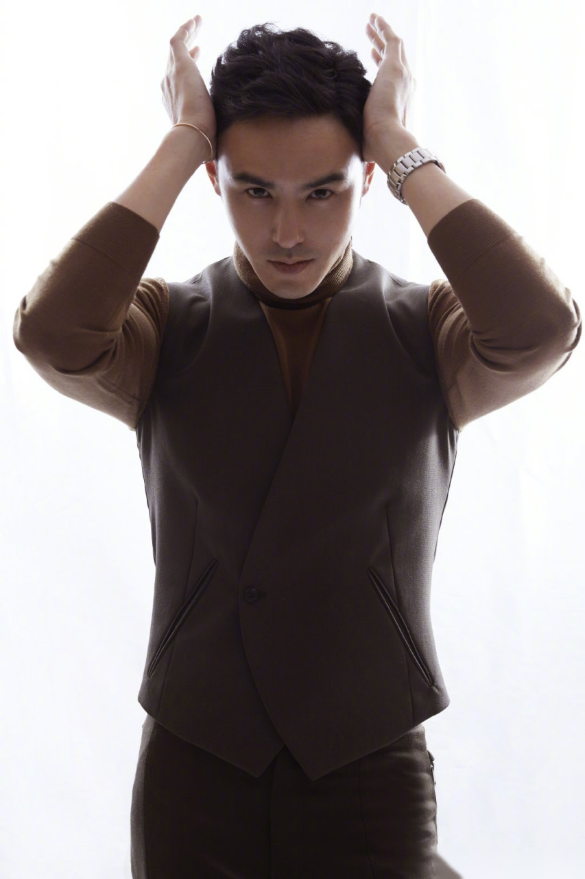 阮经天  一袭墨绿色西装,帅气亮相活动,凸显完美修长身形,优雅绅士