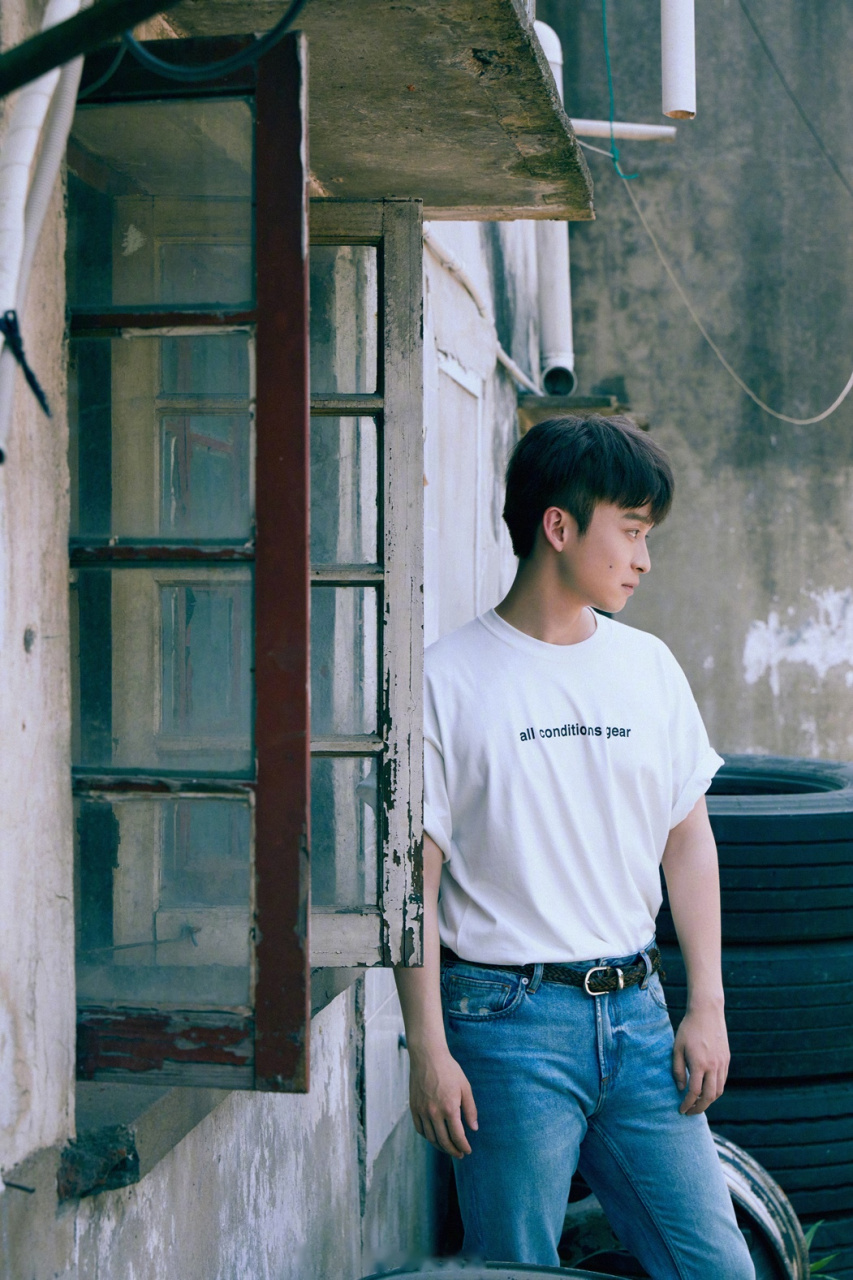 董子健胶片风写真 董子健初秋写真曝光,蓝白经典搭配唤醒活力,胶品珑