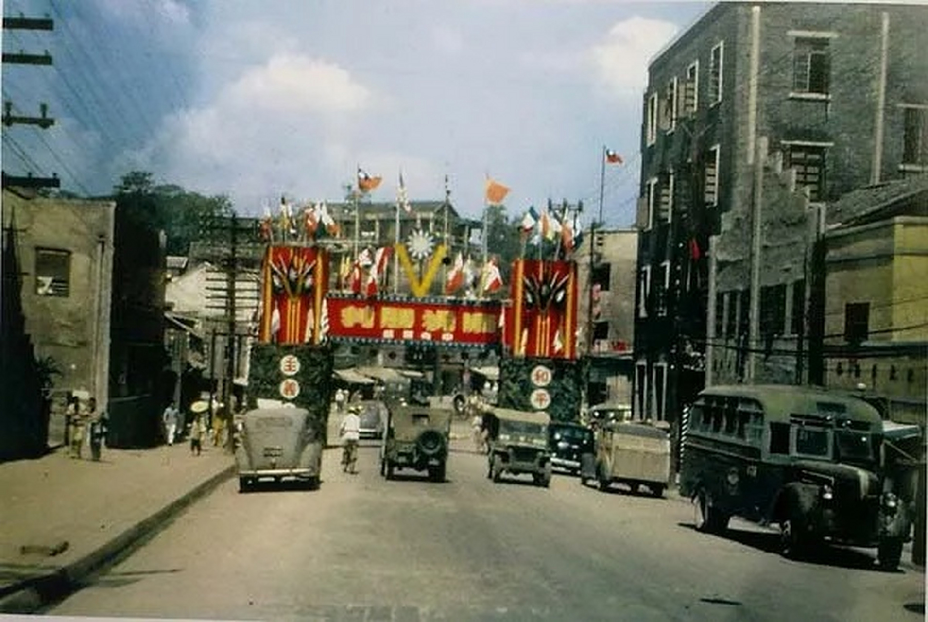 1945年重庆,街头庆祝抗战胜利的游行