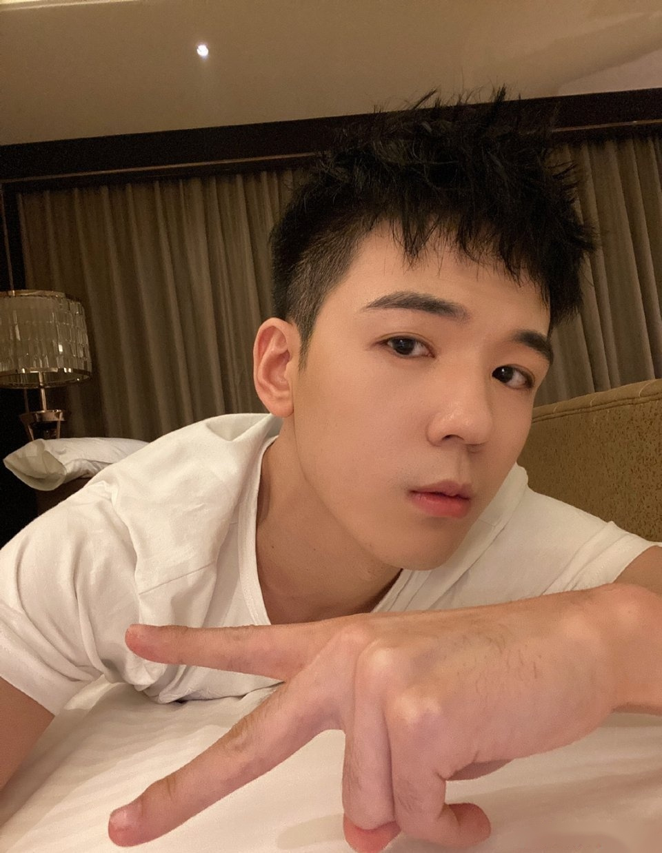 仝卓微博认证从"声入人心男团"改为"仝卓超话主持人"[吃瓜] 这是被