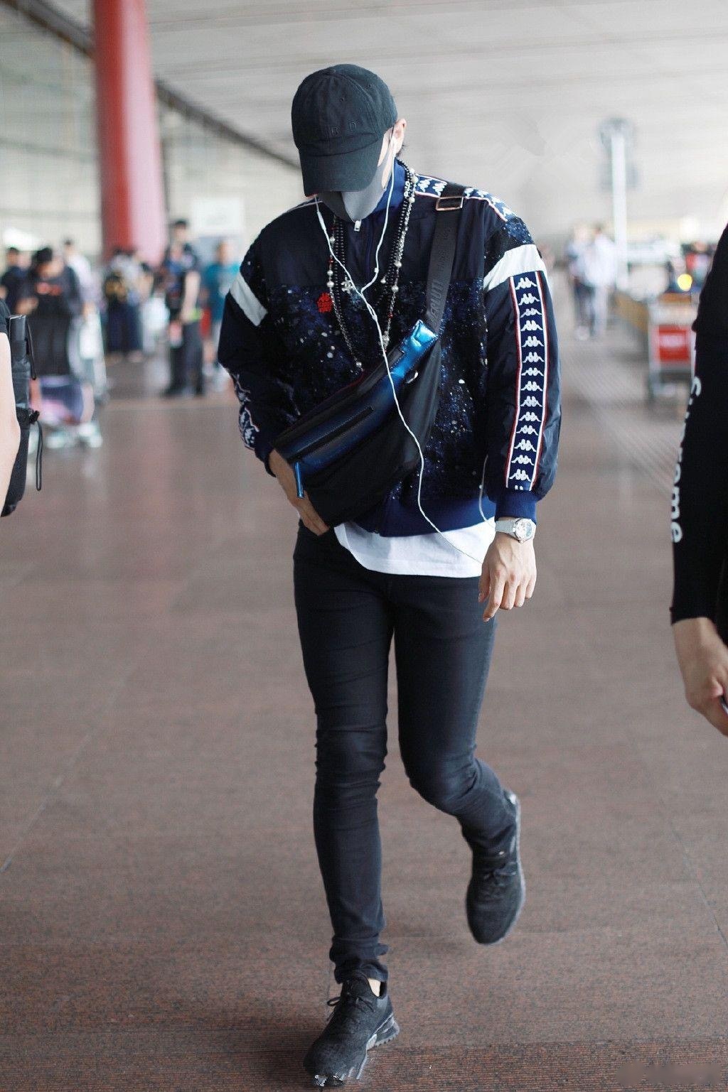 2019年6月13日,黄子韬现身北京机场,当天他身穿黑色印花外套内搭白t