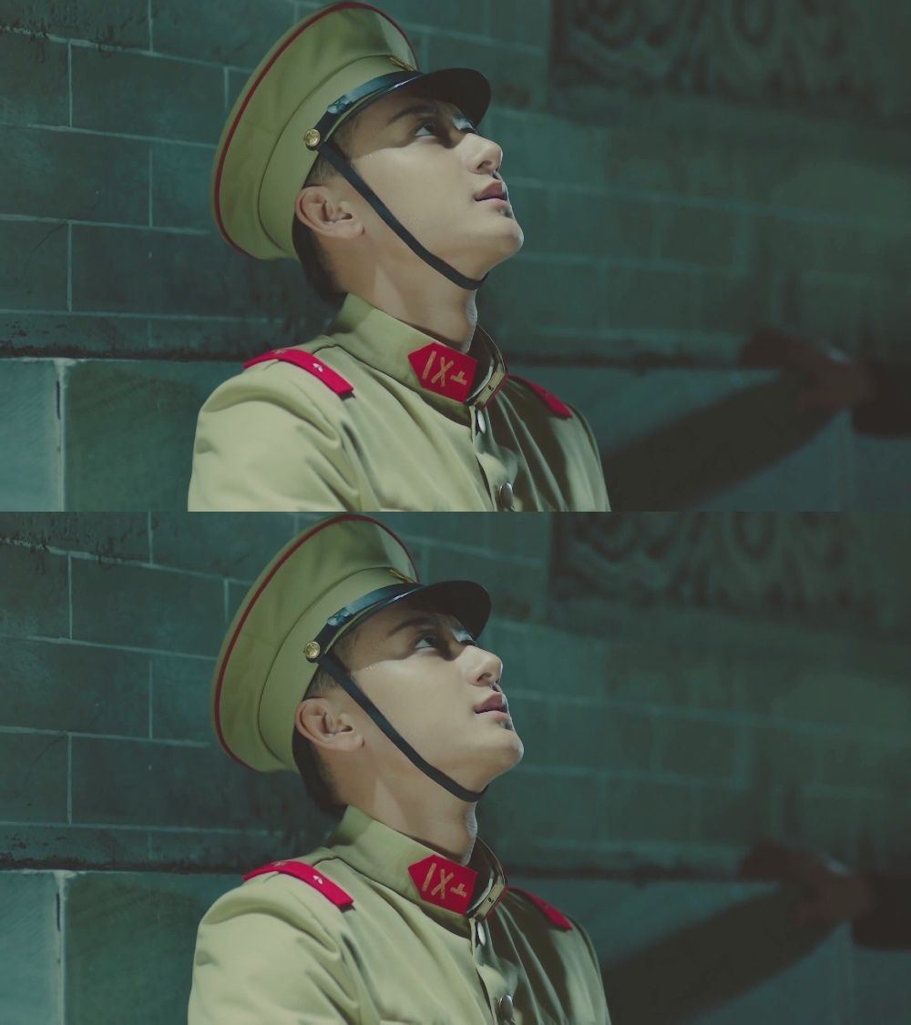 黄子韬是一个适合军装的汉子,背直板正,眉宇间也有军人的硬气,就问