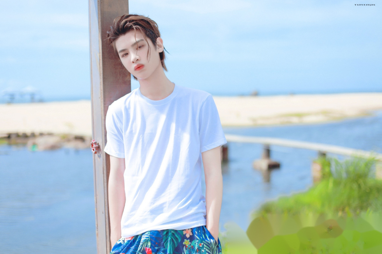 黄明昊 海边,贝壳,沙滩,还有清爽的少年,是夏天独有的清爽 小贾早安jj