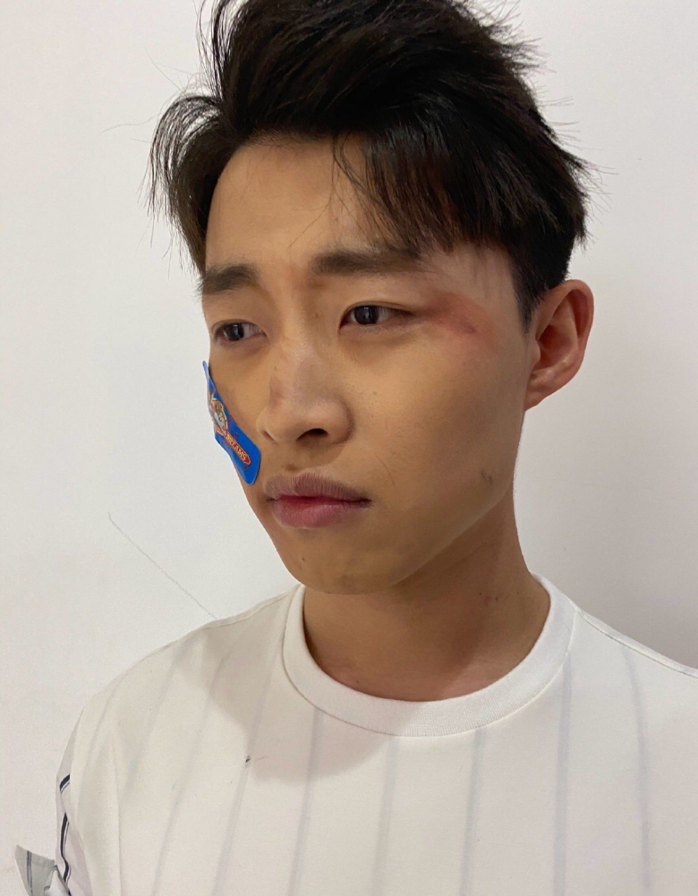 谢明皓发微博称要和任豪绝交,让任豪还钱,还说自己被周震南打了.