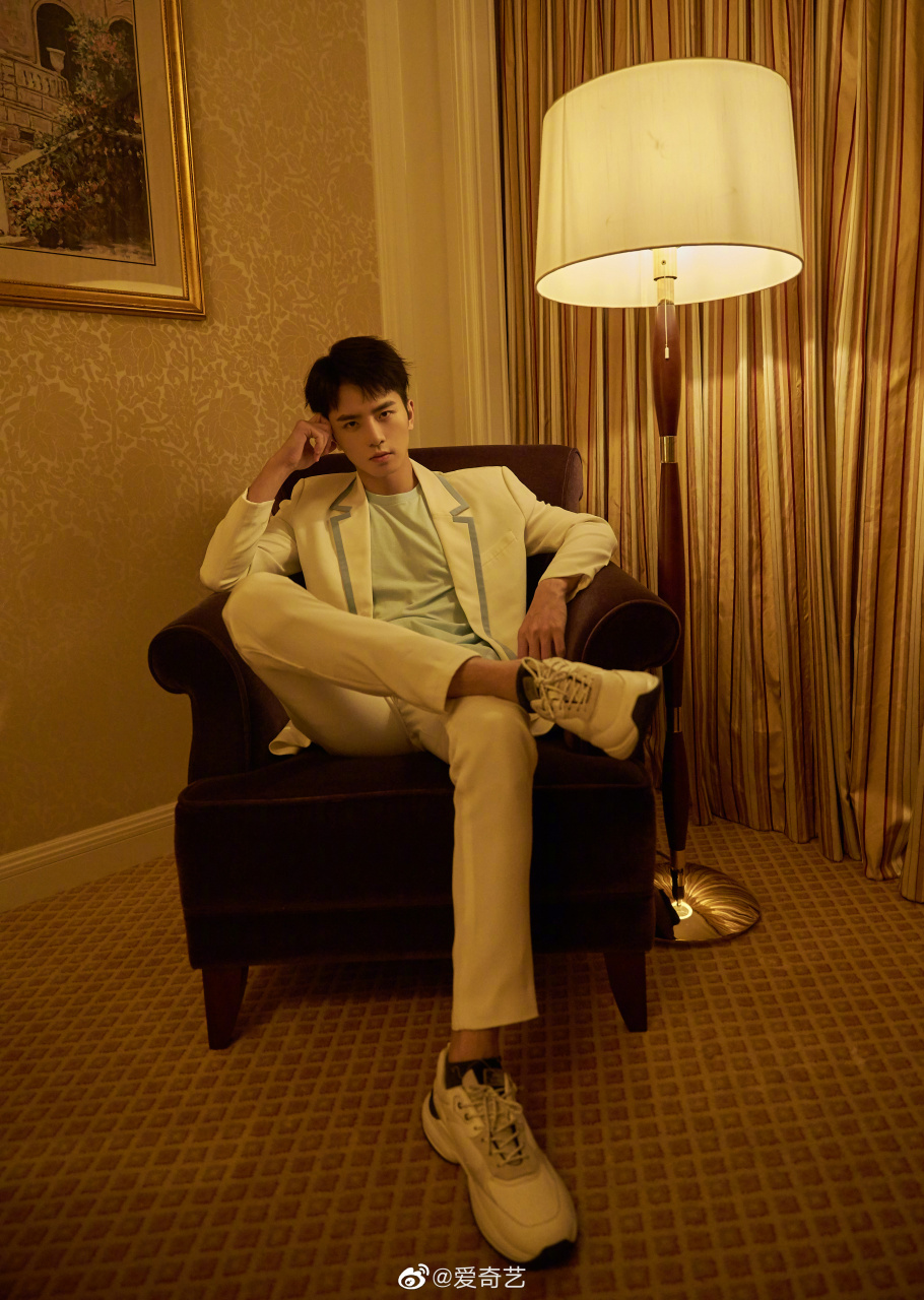 吴希泽 活动造型释出,白色西装干净利落的剪裁与少年气质相得益彰