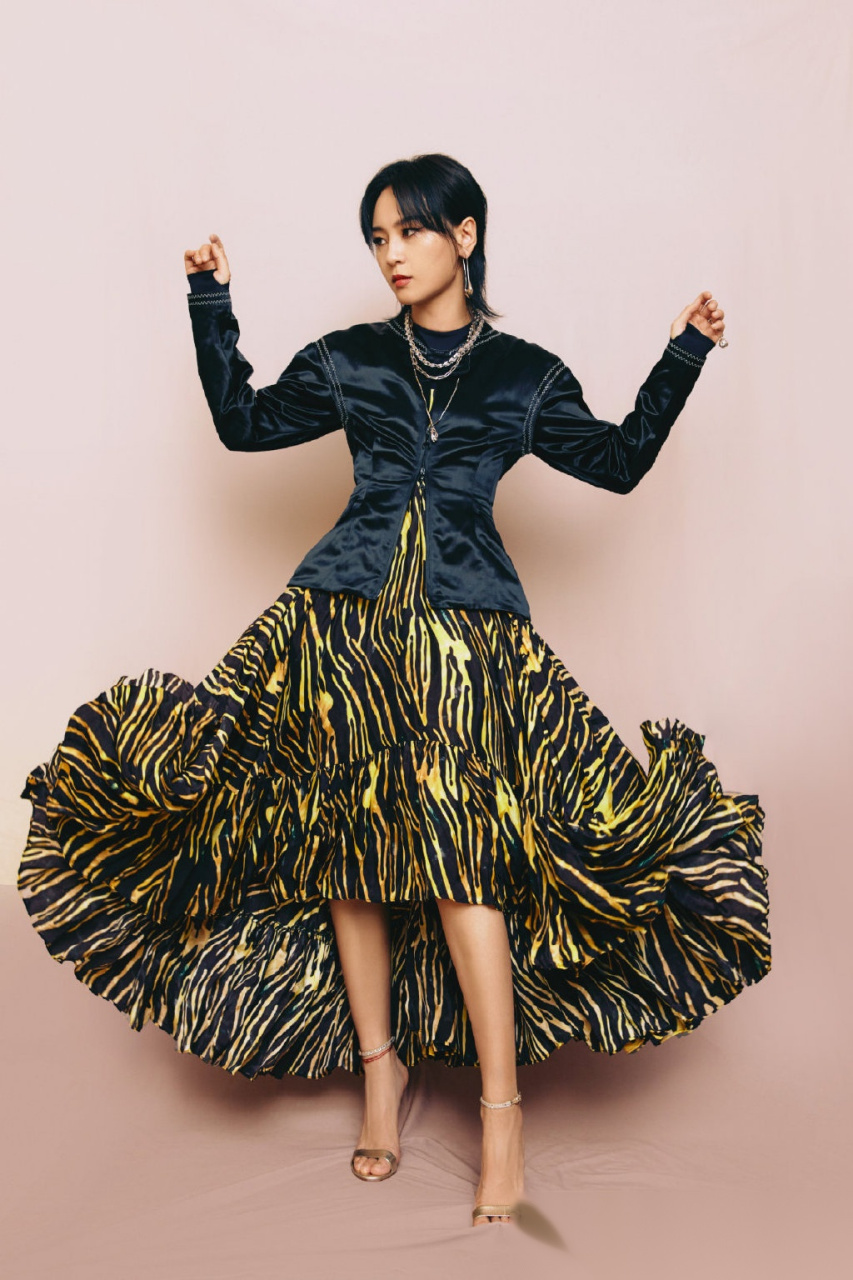 周笔畅身着炫彩条纹长裙外搭黑色廓形外套,又酷又美的笔笔,超可以的.