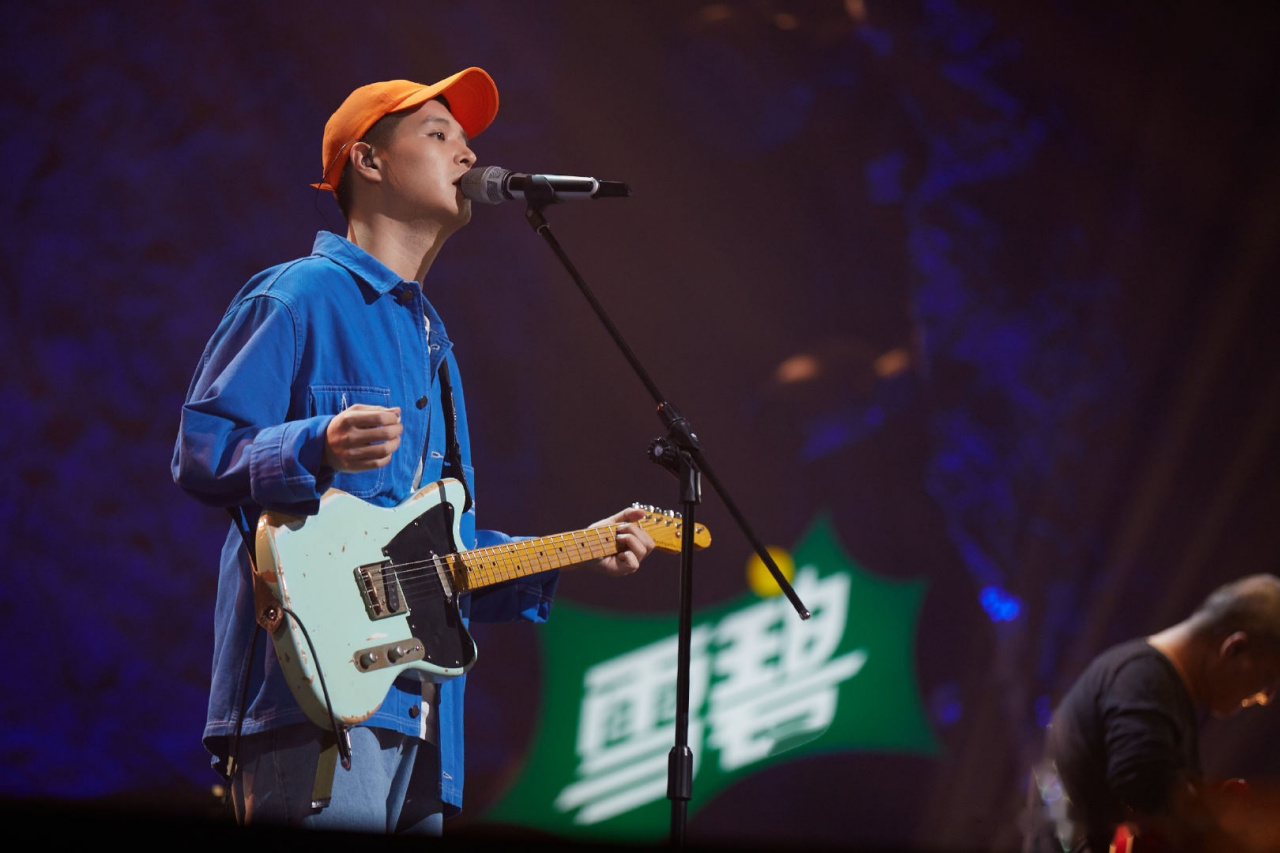 台上深情演绎作品,台下搞笑气氛担当,音乐综艺竞演首秀,解锁全新马頔