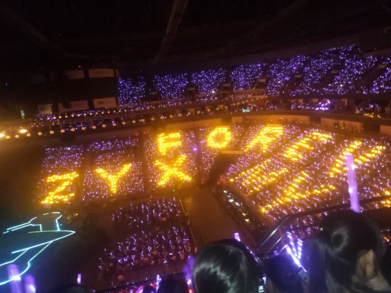 张艺兴#张艺兴演唱会上粉丝拼字应援 zyx forever my "十年后也要