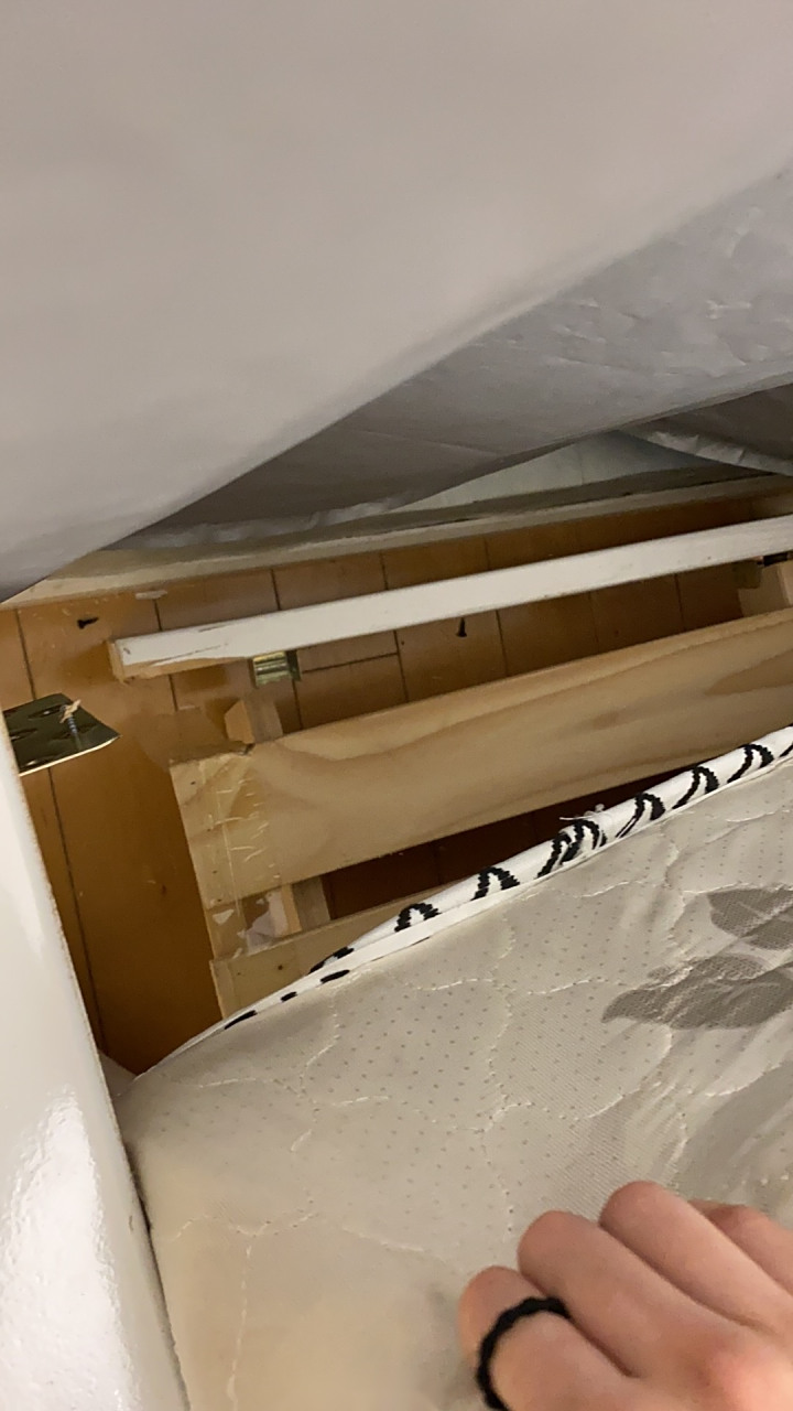 呵呵,绝了,我家床塌了今晚可以去你家睡吗?没骗你,是真塌了[微笑]