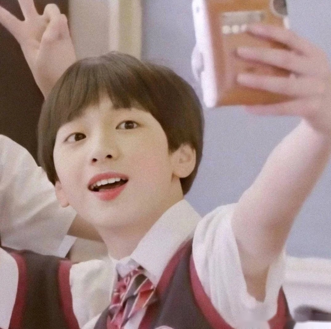 严浩翔小时候太可爱了吧,好奶啊想抱在怀里啊谁能想到小孩长大了是个