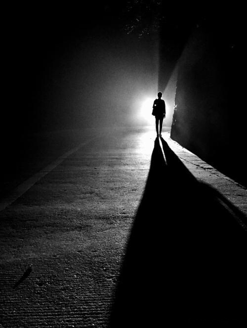 单独一个人去跋涉的,路再长再远,夜再黑再暗,也得独自默默地走下去