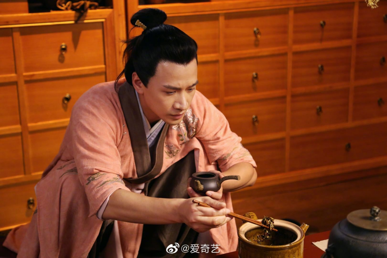 何晟铭 回归荧屏,主演古装传奇大剧《苍生大医》正在热播,悬壶济世