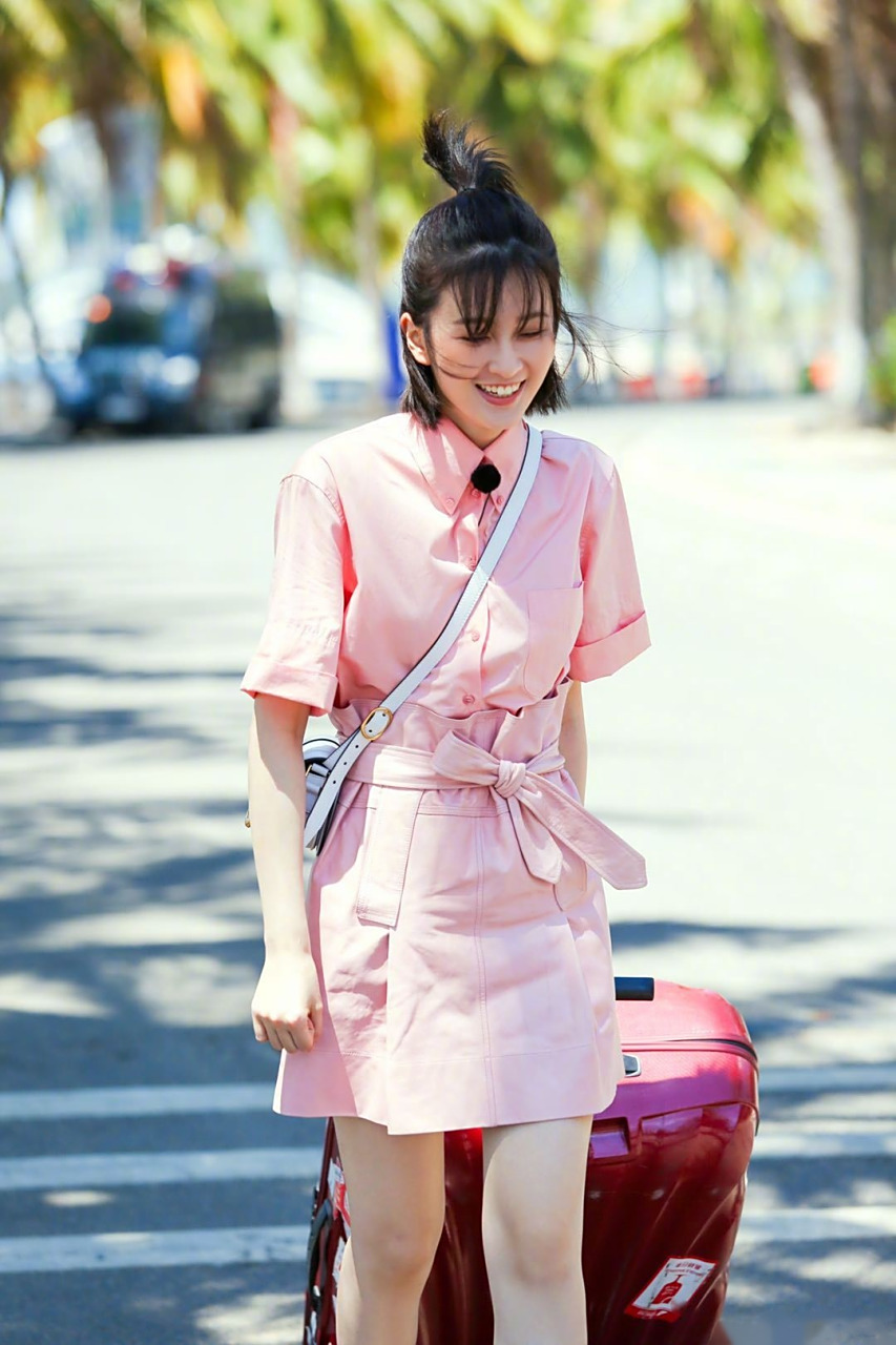 乔欣人间小算盘本周《夏日冲浪店》第一期,乔欣从进店说"迫不及待要