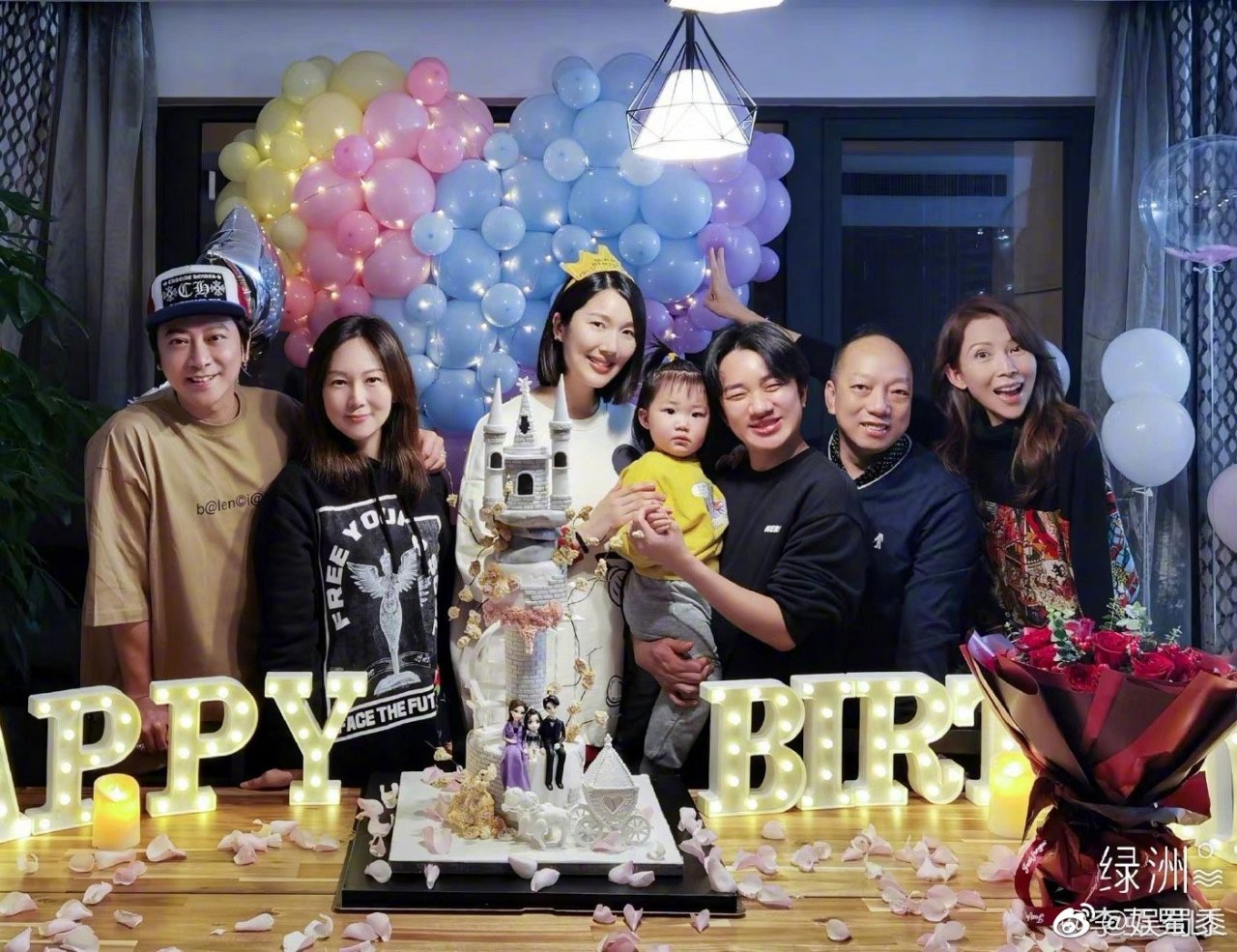 王祖蓝为李亚男办生日派对 王祖蓝不仅卡点为老婆李亚男庆生,还准备了