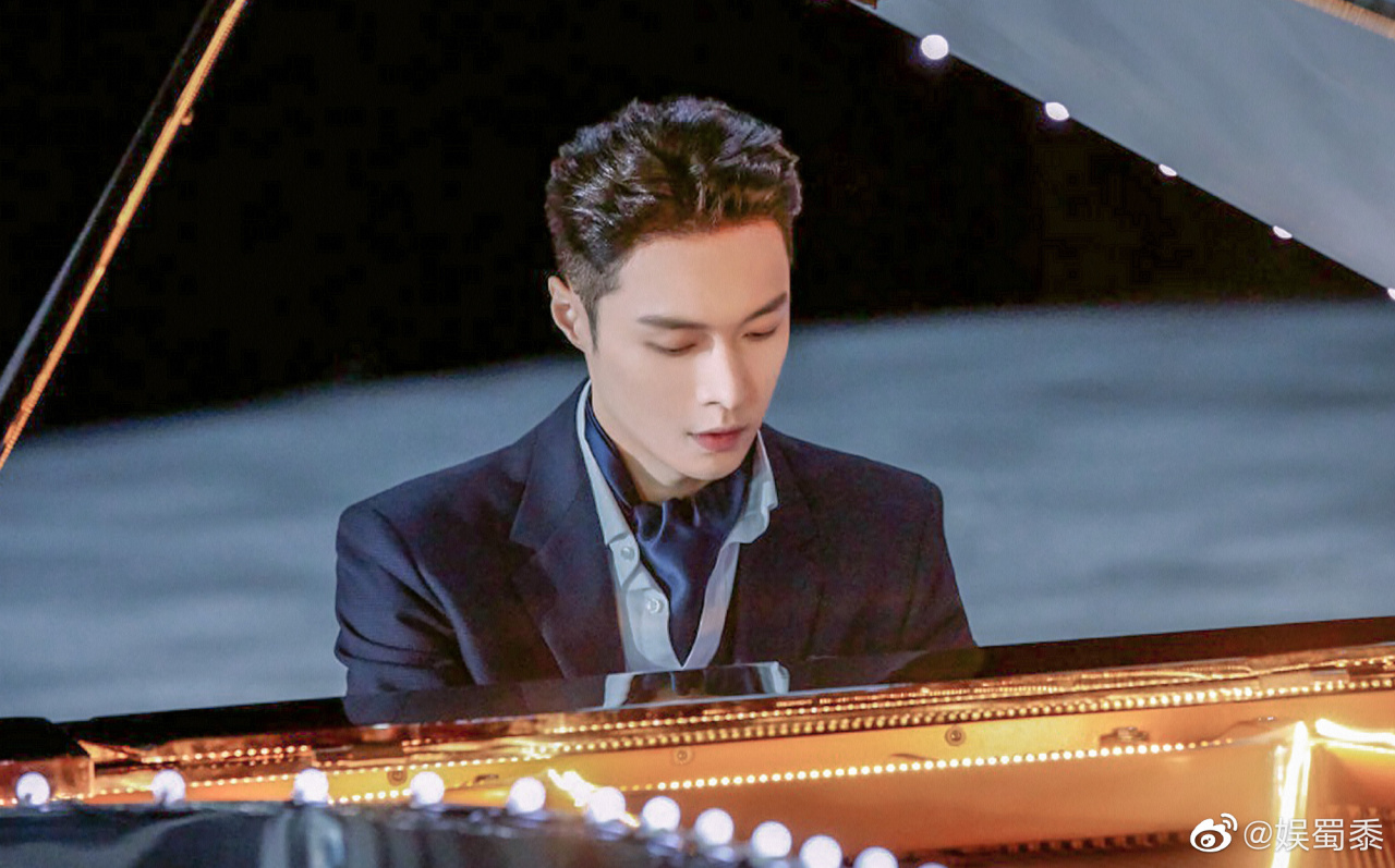 张艺兴弹钢琴的样子也太帅了,太苏了吧[流泪]纤纤玉手在琴键上轻轻