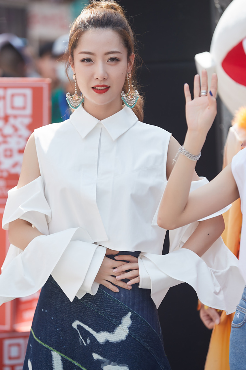 白冰快闪美图来袭,白冰超话现场开跳《刘海砍樵》,感受非遗文化的