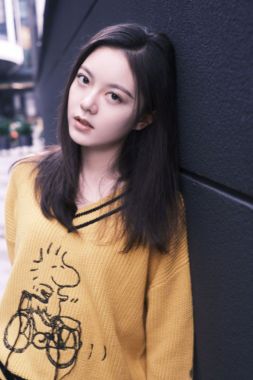 赵今麦angel今日一组写真释出,秋日雨后的麦麦一身休闲装扮打伞前行