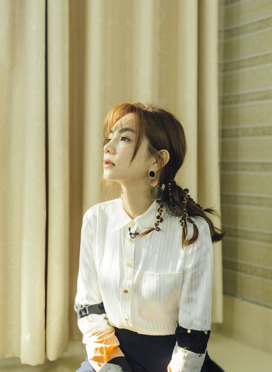 听ella唱平凡的一天,听出了淡淡的幸福!"日落之前斜阳融在小河里,逛了