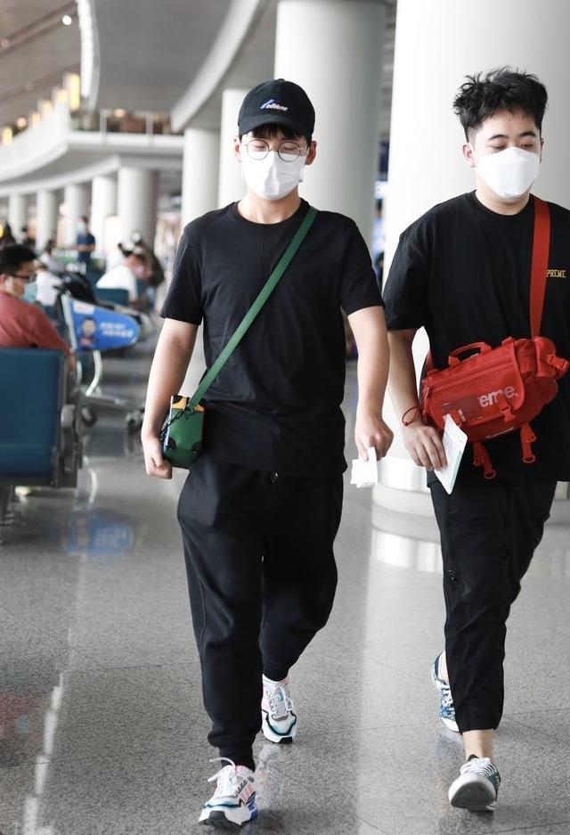 郭麒麟私下打扮也很潮!穿一身黑配名牌撞色方包,低调又时尚